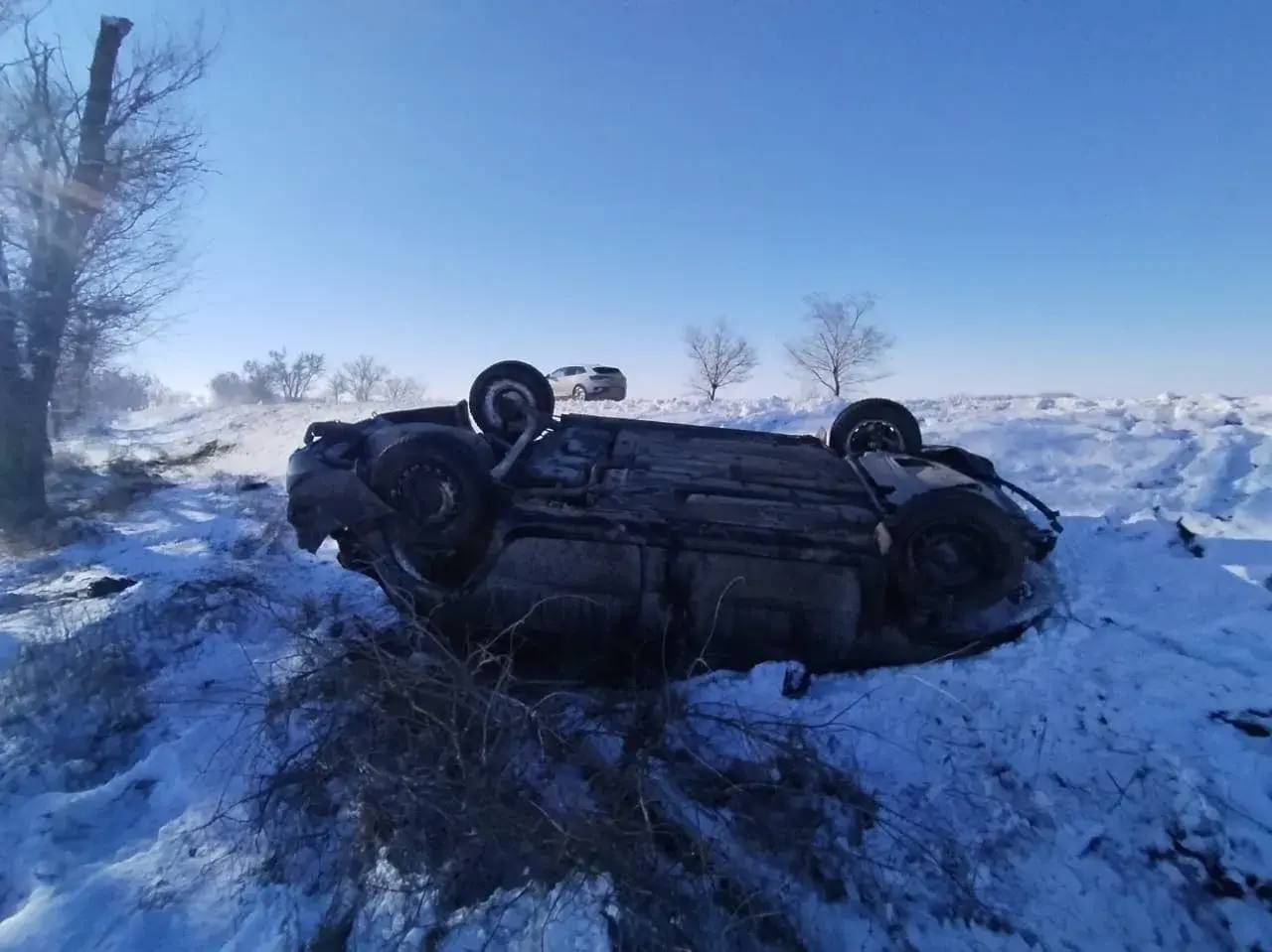 На Ставрополье легковушка съехала с дороги и опрокинулась, пострадала пассажирка