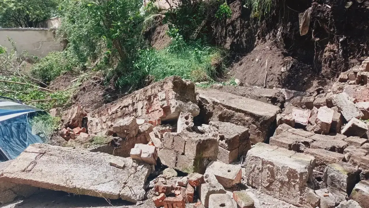 Часть подпорной стены обрушилась в Ессентуках