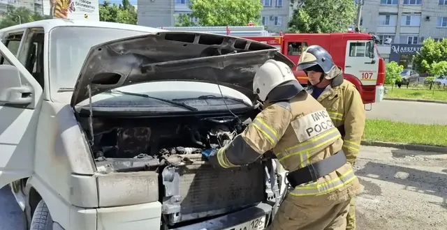 В Невинномысске потушили горящий микроавтобус
