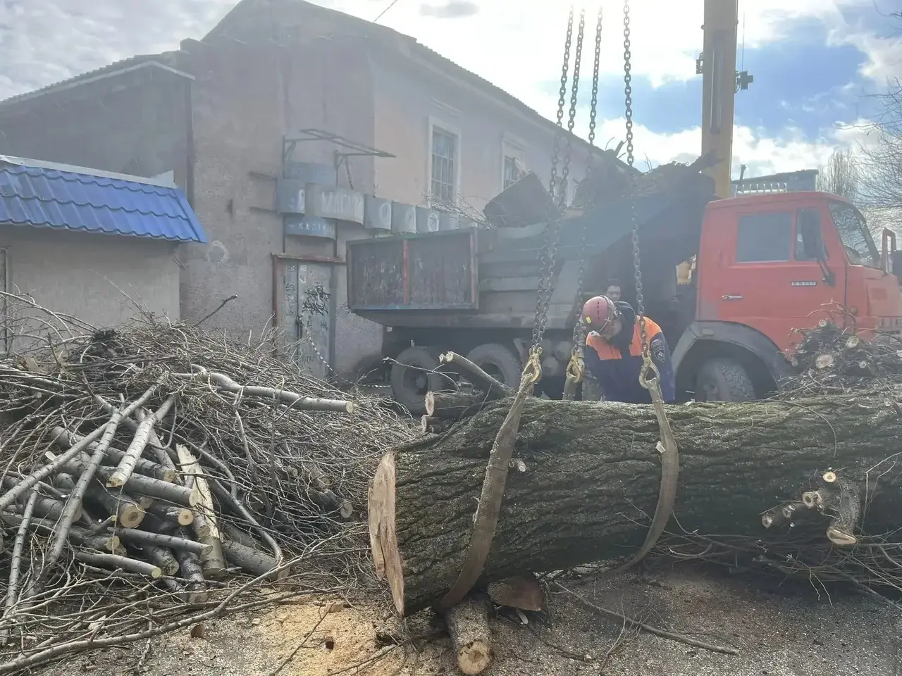 В Ставрополе отработали большую часть сообщений о последствиях сильного ветра