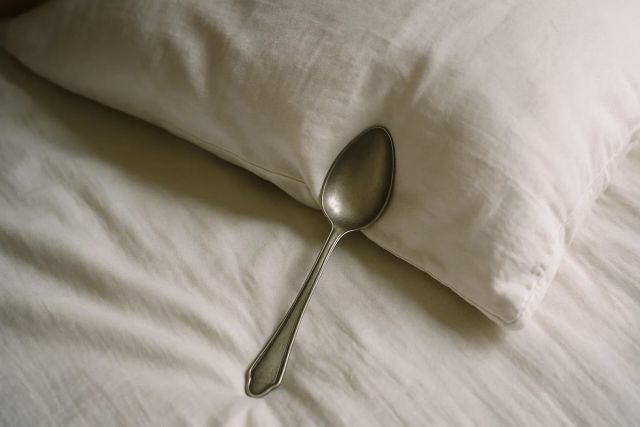 Положил ложку под подушку: сон наладился впервые за годы — психолог объяснил, почему это работает