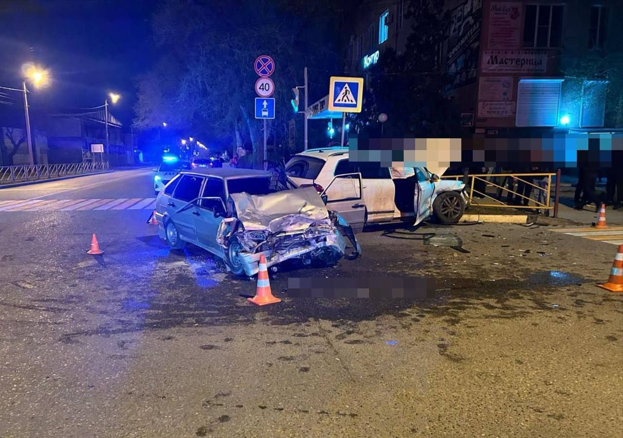 Двое 18-летних парней госпитализированы в больницу после аварии