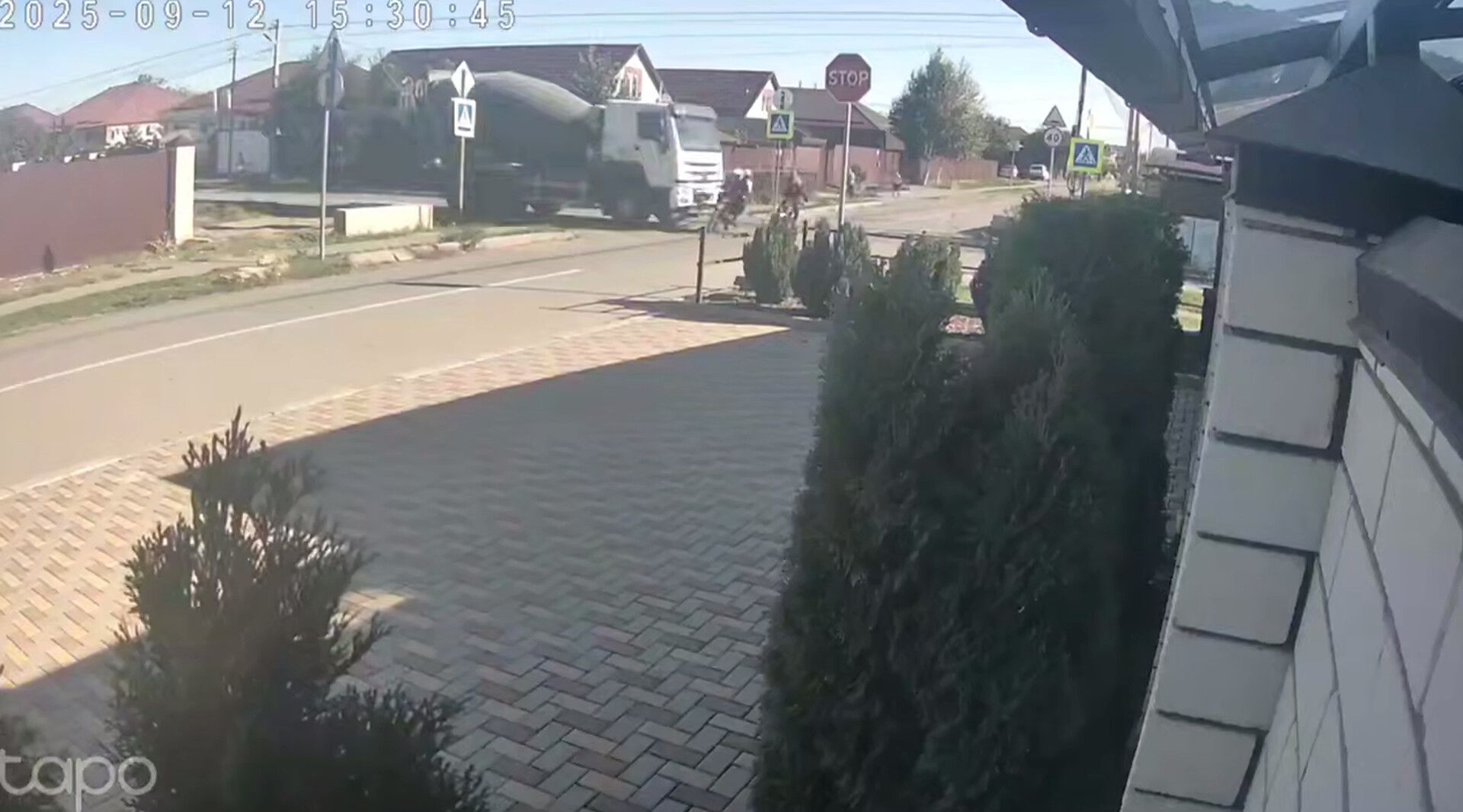 Появились кадры столкновения подростков на питбайках с бетоносмесителем в Михайловске