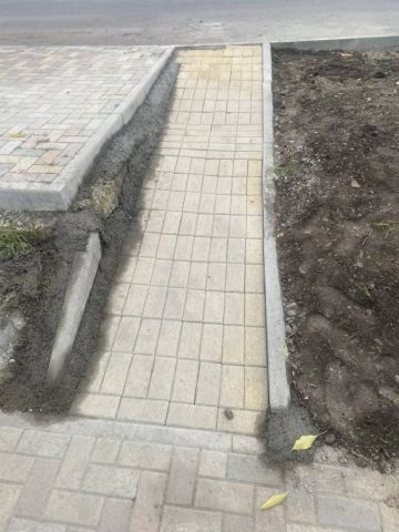 Подрядчик методом тяп-ляп благоустраивает тротуар в селе Кочубеевском