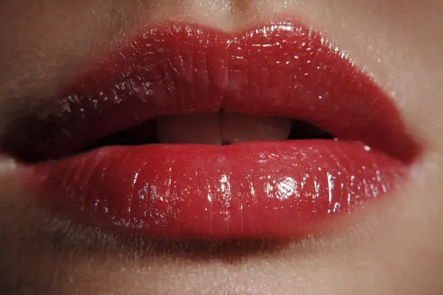 Губы трескаются в марте не от ветра — стоматолог обратила внимание на то, как я дышу в маске