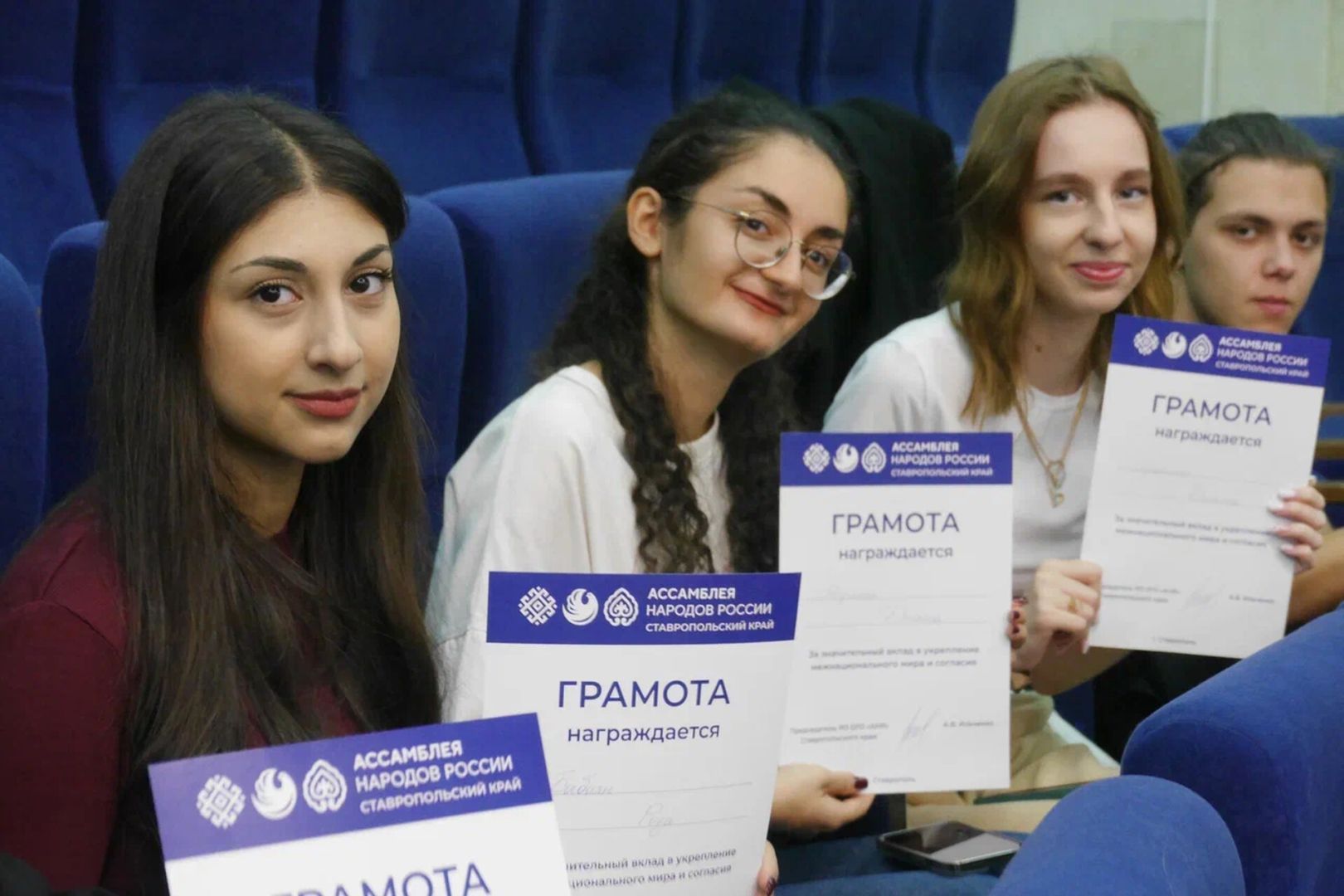 От наблюдателей к созидателям: в Ставрополе прошёл «Открытый диалог» о будущем молодежи многонационального региона