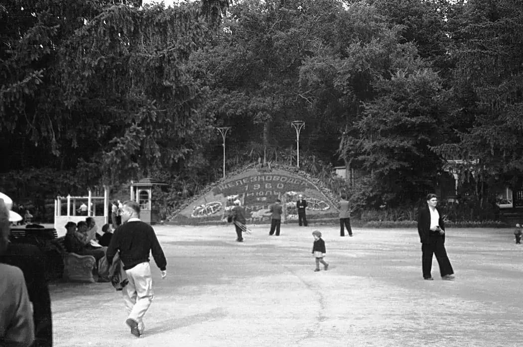 В Железноводске проходит фотовыставка в честь 200-летия Курортного парка