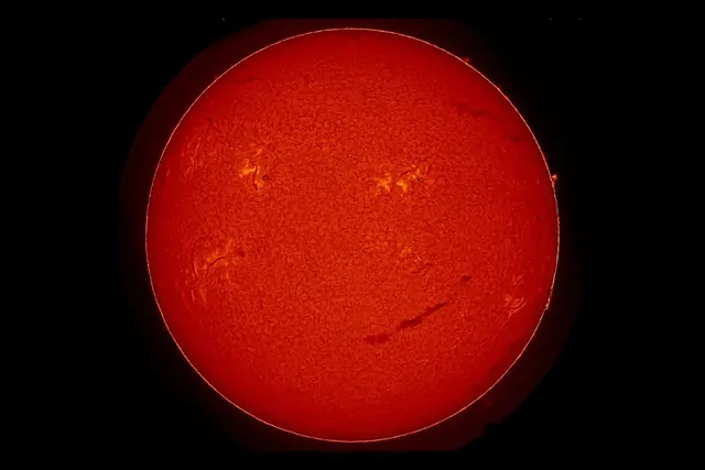 На Солнце появился огромный смайлик