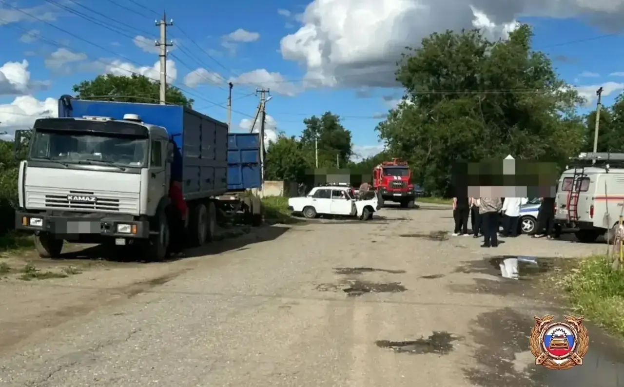 На Ставрополье легковушка влетела в КамАЗ