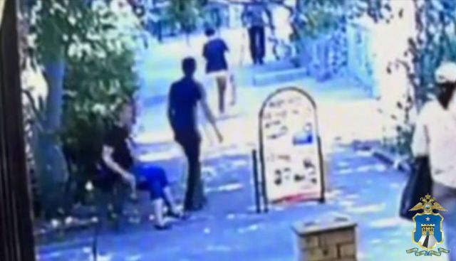 В Ставрополе мужчина сорвал с пенсионерки золотую цепочку