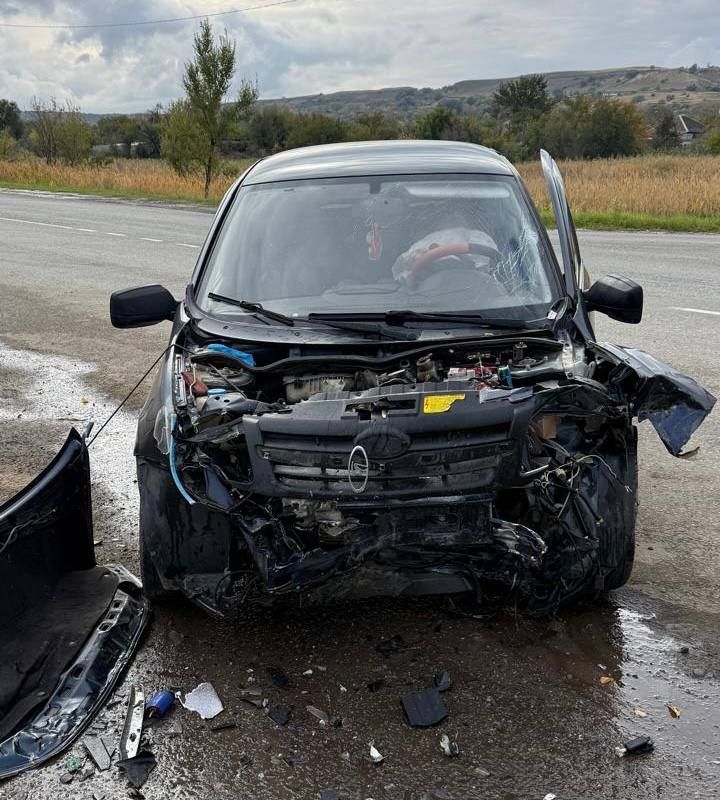 Двое водителей попали в больницу после ДТП на перекрёстке в Светлограде
