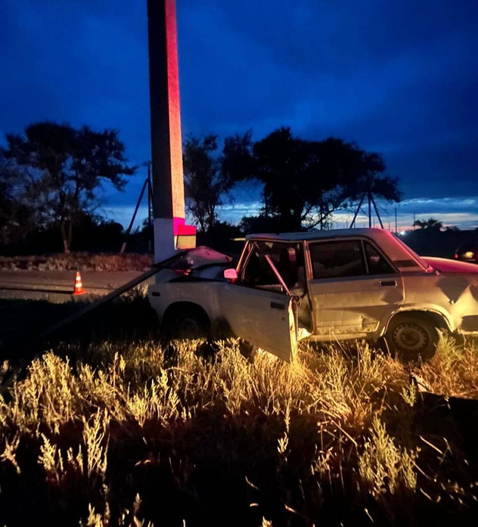 Водитель-бесправник врезался в столб в Буденновском округе