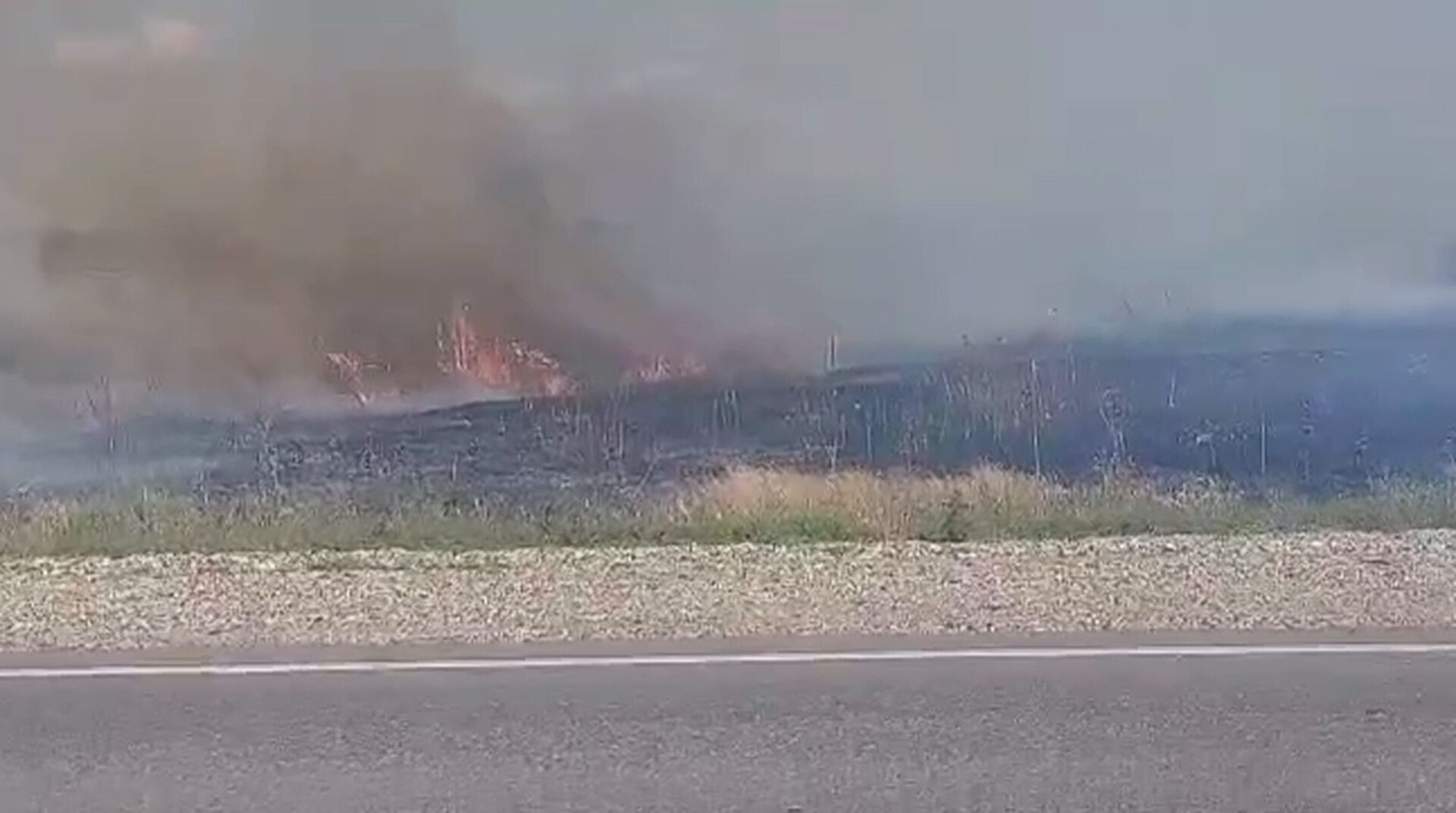 Из-за пожара ограничена видимость на трассе в Минераловодском округе
