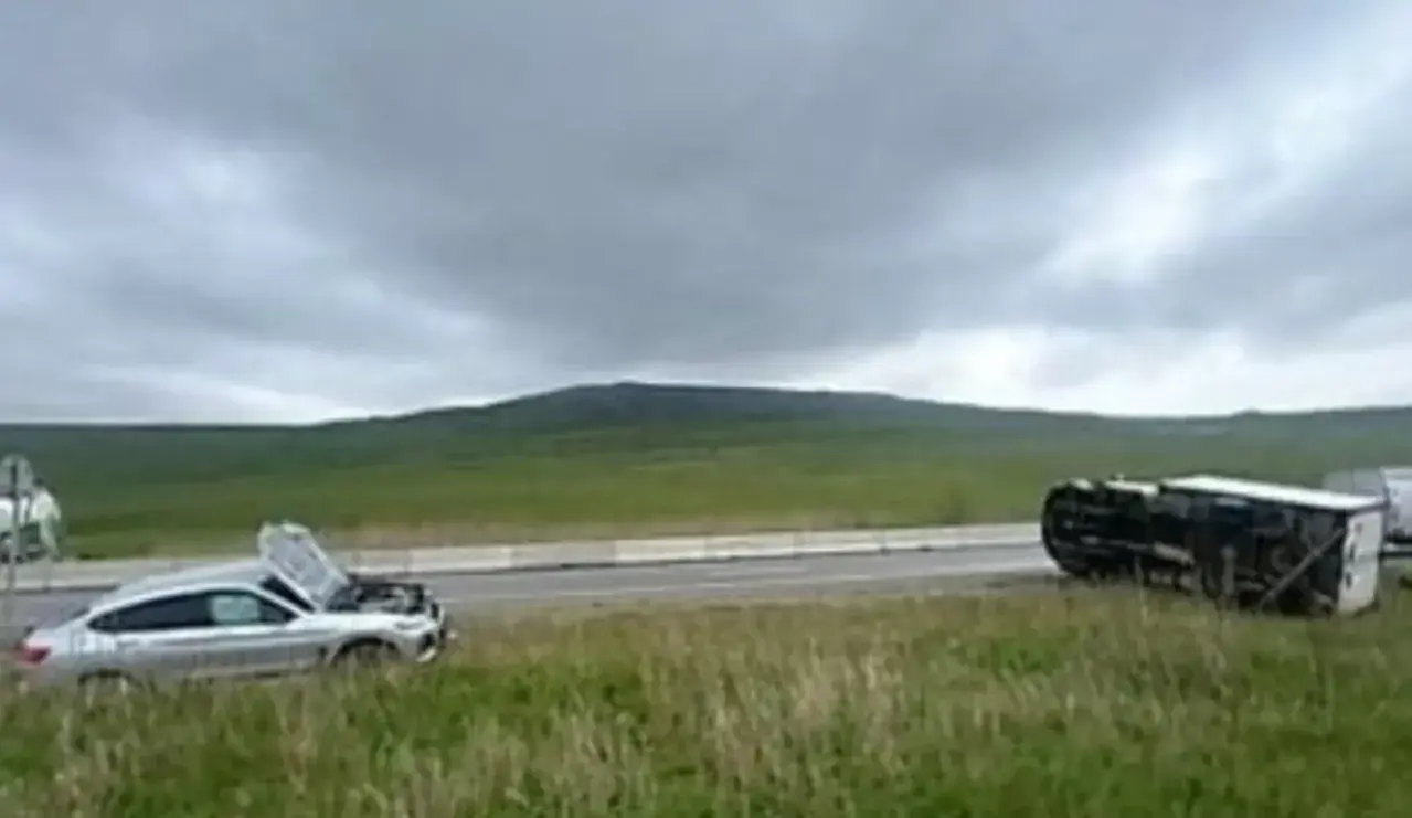 «Газель» перевернулась после столкновения с BMW на Ставрополье