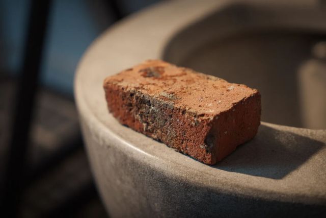 Муж положил 1 кирпич в бачок унитаза: экономим 30% воды — за год вышло 4500 рублей