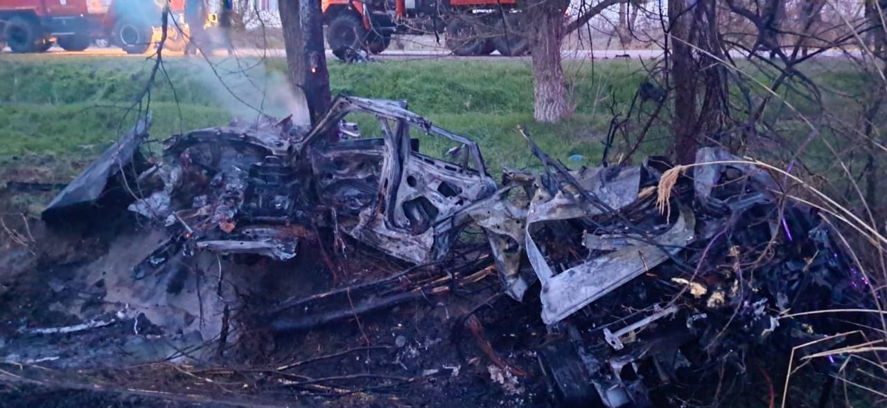 Автомобиль сгорел после столкновения с деревом, водитель погиб
