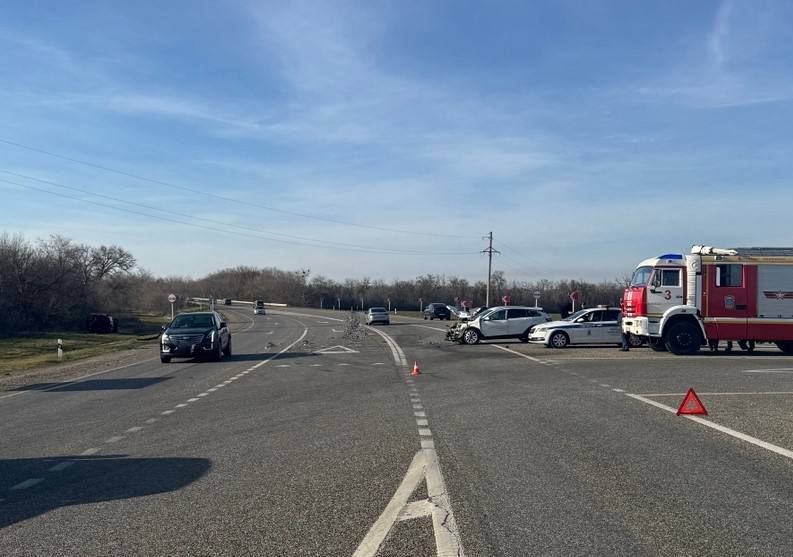 Lada и Mercedes столкнулись на Ставрополье