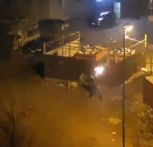 В Ставрополе мужчина вместо салюта стрелял из оружия В Ставрополе мужчина вместо салюта стрелял из оружия