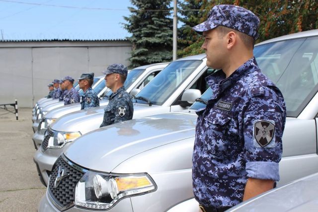 На Ставрополье сотрудникам Росгвардии вручили ключи от новых автомобилей На Ставрополье сотрудникам Росгвардии вручили ключи от новых автомобилей