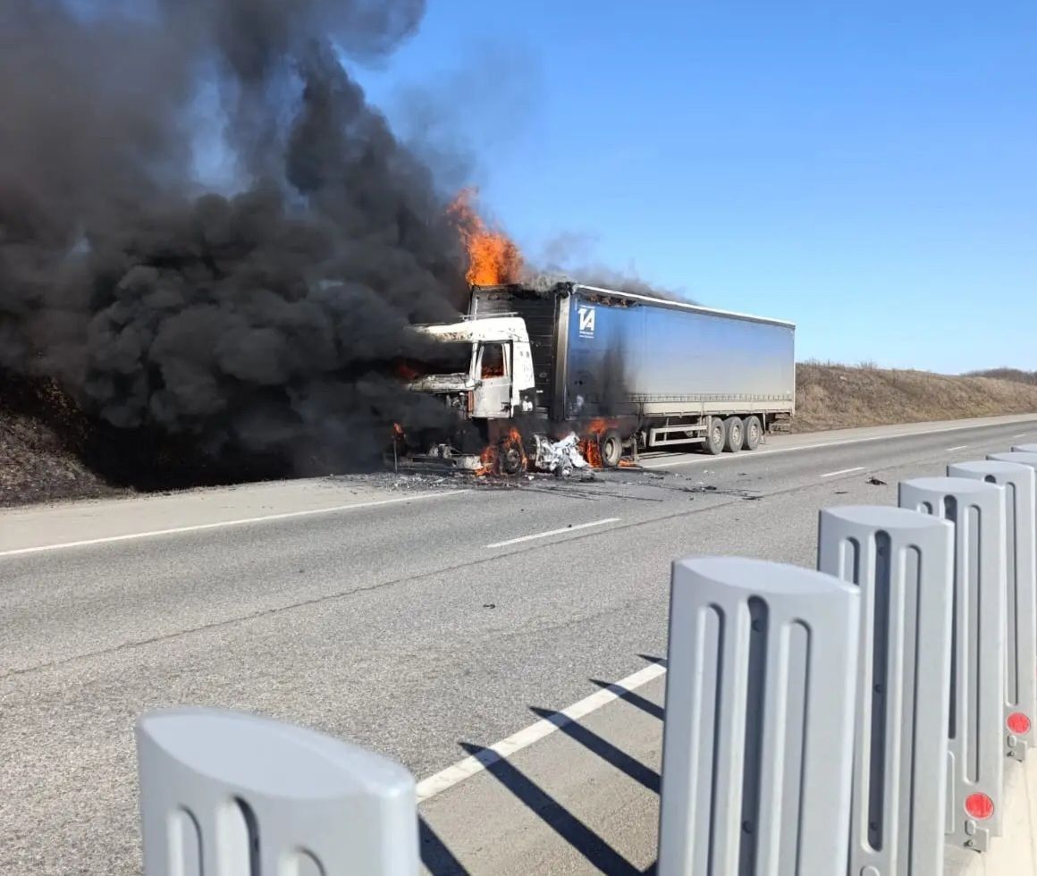 Грузовик сгорел на трассе Минеральные Воды — Кисловодск