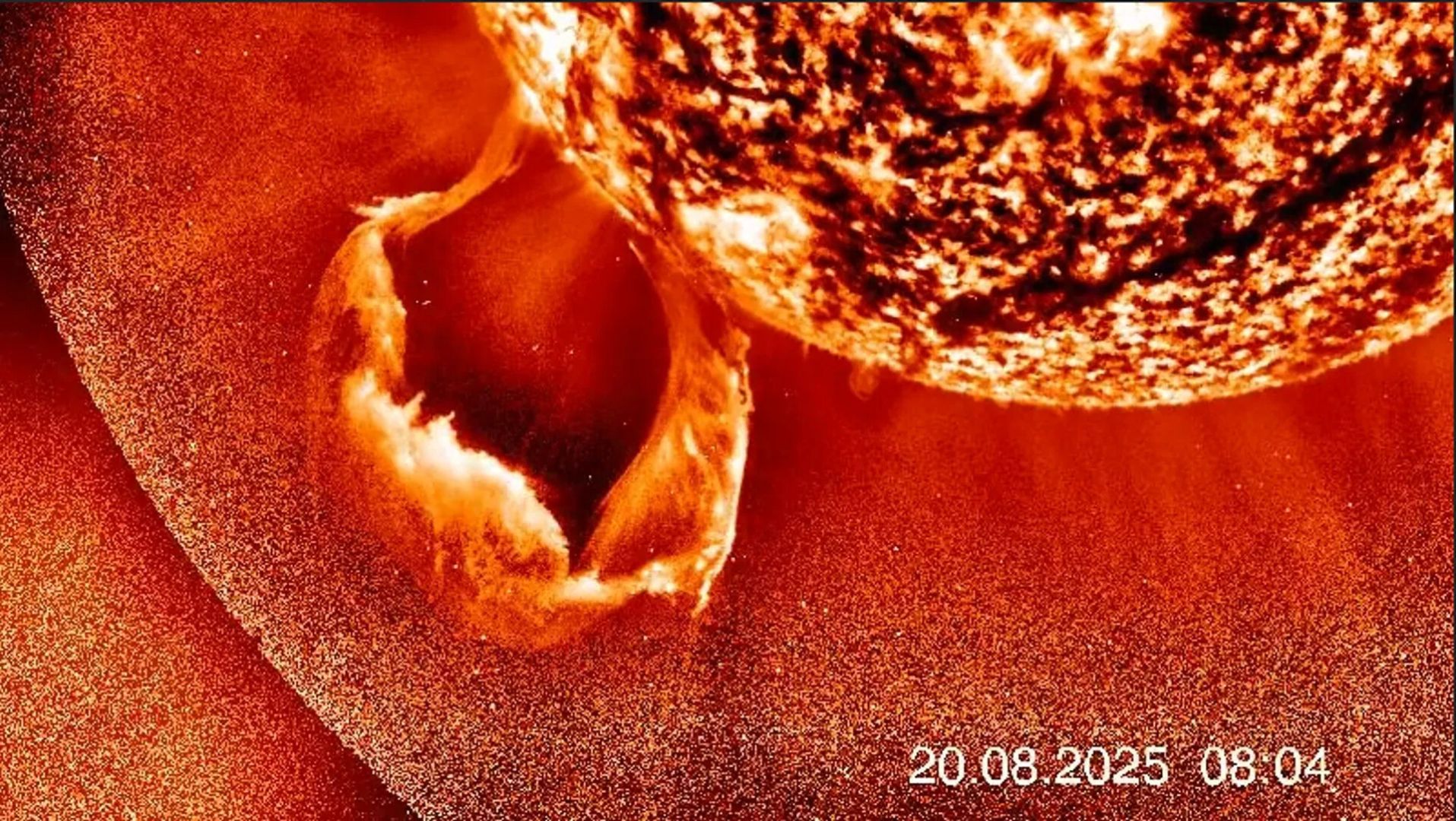 Протуберанец размером 1,5 млн км оторвался от Солнца