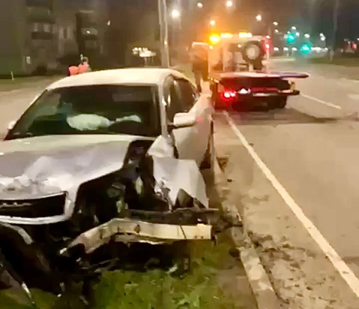 Водитель, разворотивший газон в Невинномысске, бросил машину и сбежал после ДТП