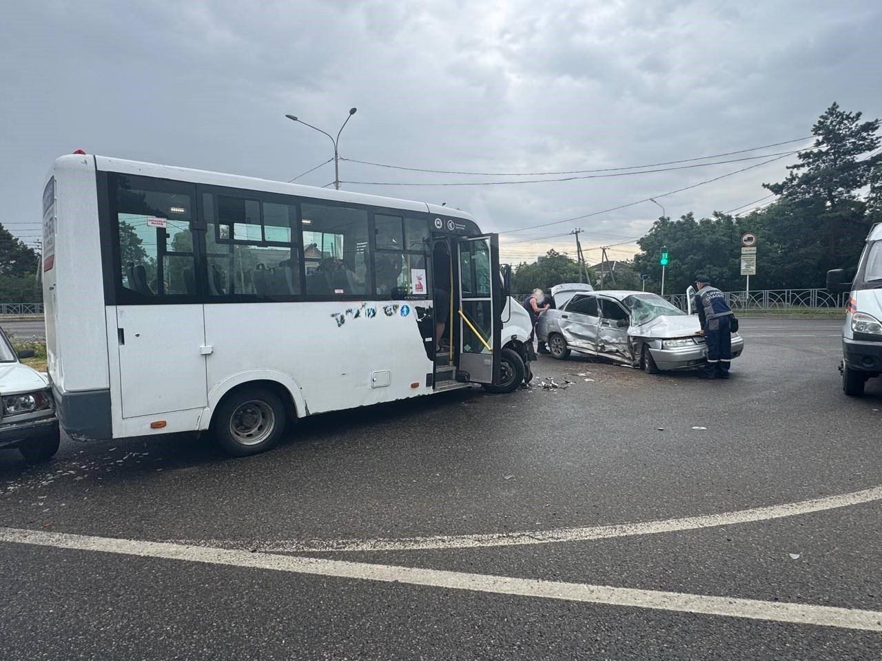 Две пассажирки маршрутки пострадали в аварии в Ставрополе