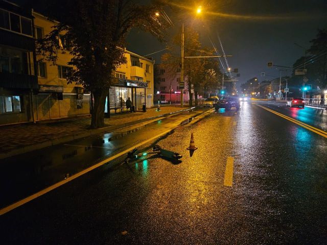 В Ставрополе водитель сбил подростка на электросамокате, когда тот переезжал дорогу на красный свет