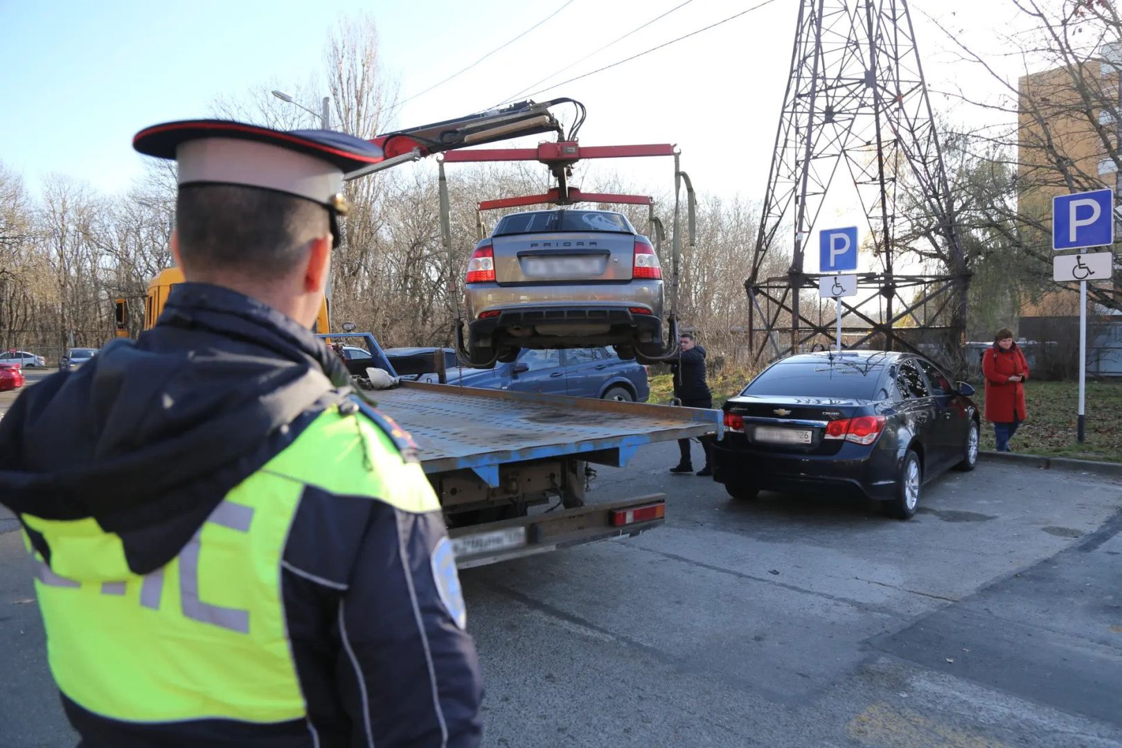 В Ставрополе эвакуировали машины с парковок для инвалидов у соцучреждений