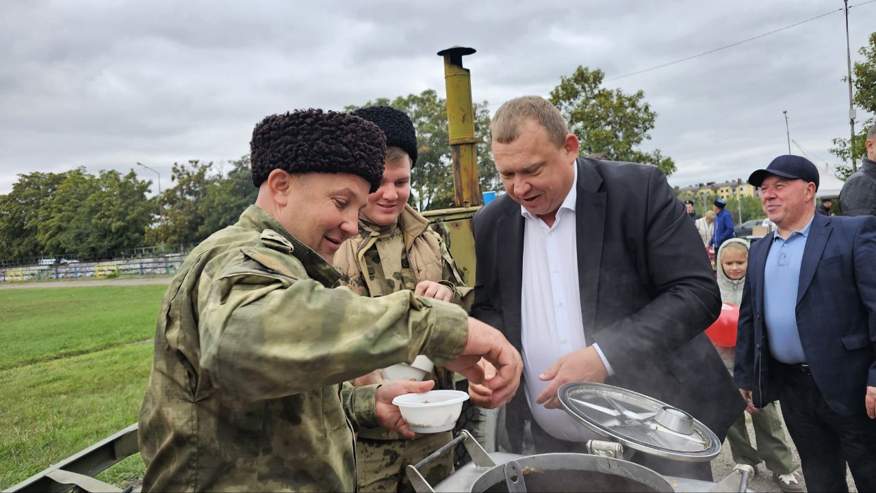 В День народного единства жителей Предгорья угостили 400 кг солдатской каши