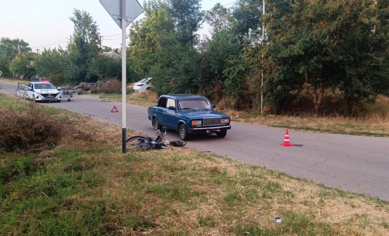 Выехавшего на встречку велосипедиста сбили на Ставрополье