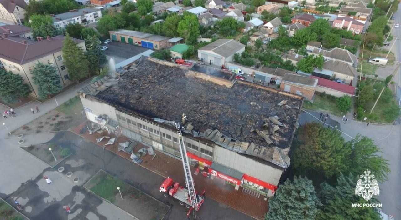 Причиной пожара в ТЦ Зеленокумска могло стать короткое замыкание