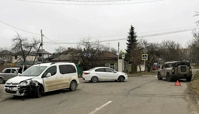 Пожилой мужчина пострадал в аварии с двумя иномарками в Ставрополе