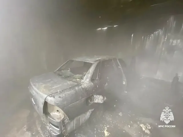Огонь уничтожил легковушку в Пятигорске