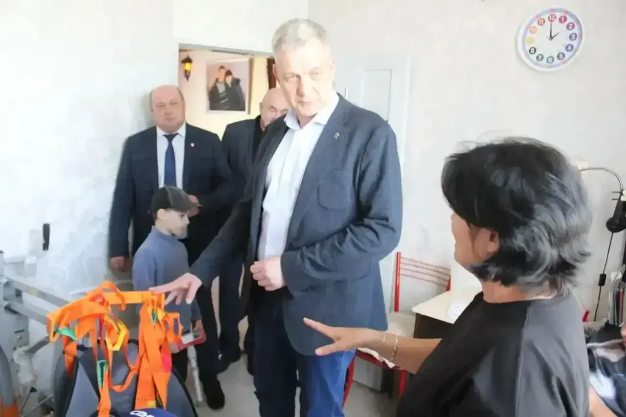 Депутат Госдумы Владимир Иванов помог семье погибшего добровольца: 12-летний мальчик с особенностями развития получил специальный подъёмник