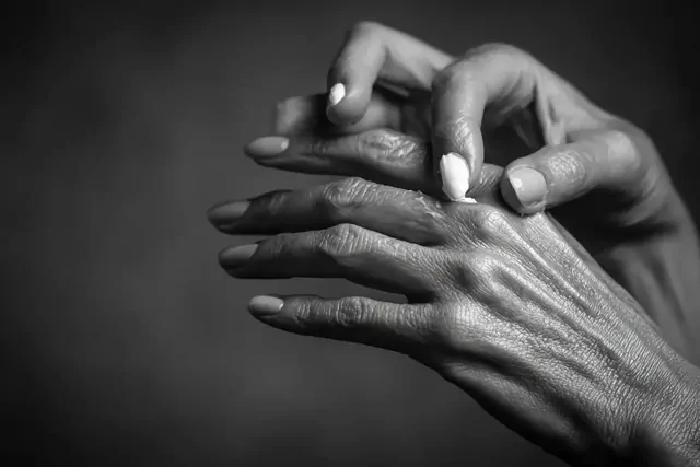 Кожа рук стареет быстрее лица — хирург объяснил, почему именно руки выдают возраст и что меняет ситуацию за 4 недели