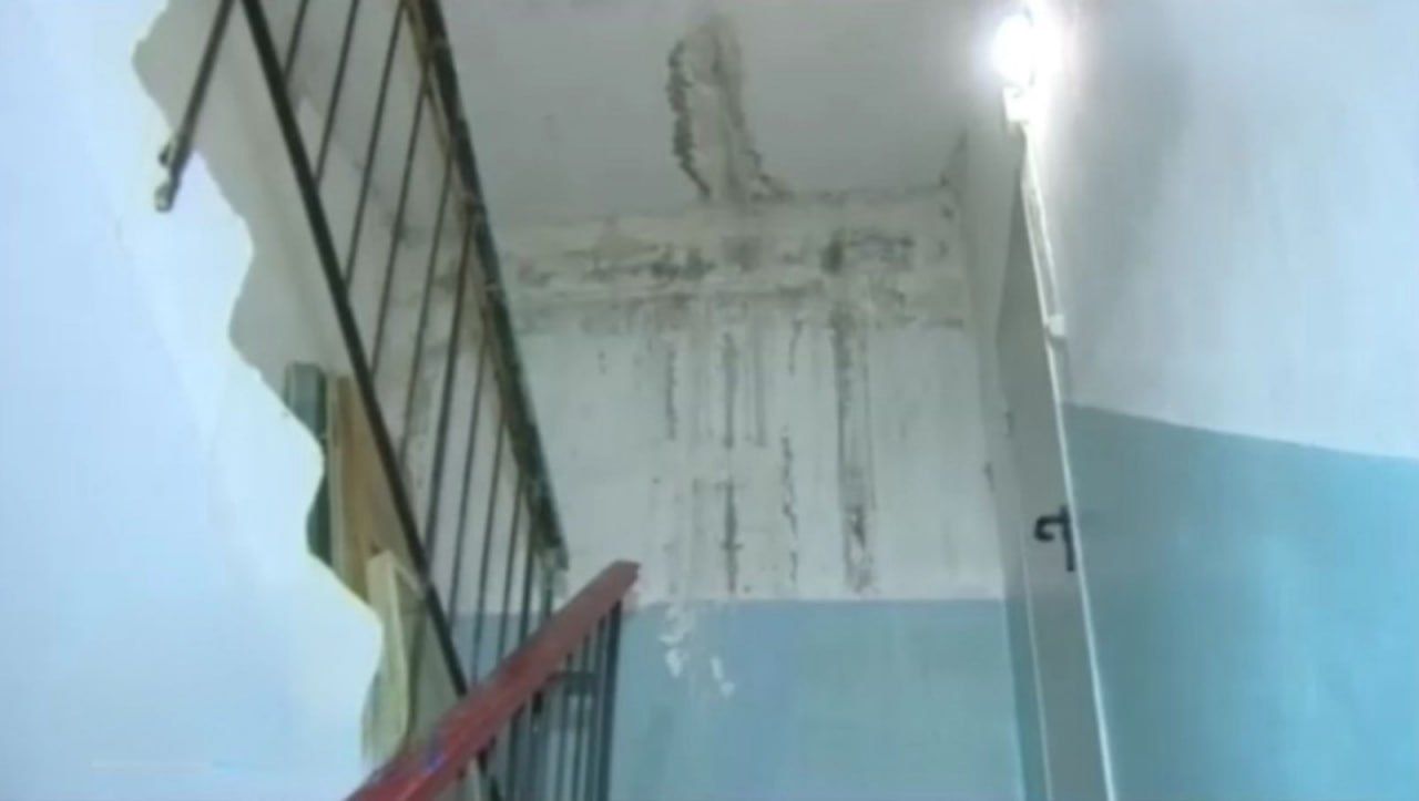 Подъезд дома в Ставрополе залило дождем после капремонта крыши