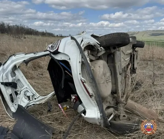 Двое ранены, 1 погиб: автомобиль перевернулся в Кочубеевском округе края