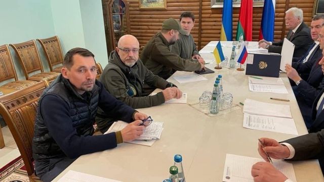 Россия и Украина договорились о возможности временного прекращения огня для организации гуманитарных коридоров Россия и Украина договорились о возможности временного прекращения огня для организации гуманитарных коридоров