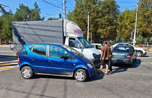 Два ДТП с участием 4 машин затруднили движение на юге Ставрополя