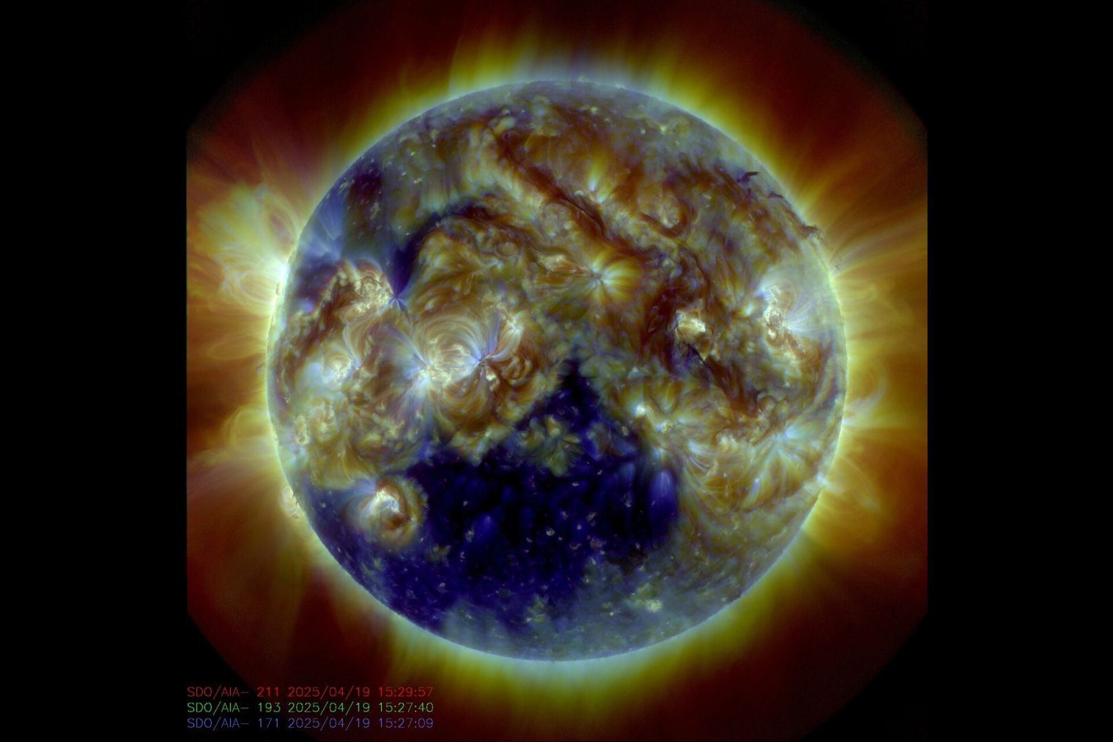 Солнце повернулось к Земле огромной корональной дырой