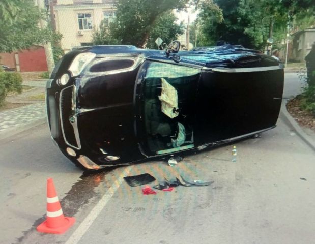 Водитель опрокинувшейся иномарки попал в больницу после ДТП в Кисловодске