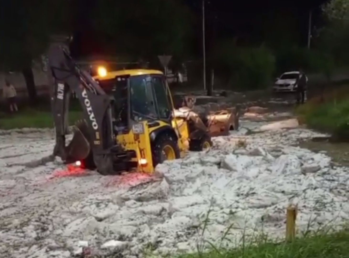 Несколько дворов подтопило во время ливня с градом в Георгиевском округе