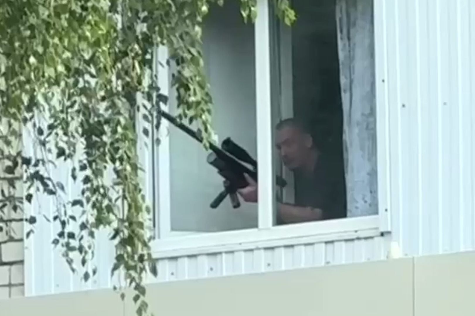 В Железноводске мужчина стрелял из окна по людям и животным