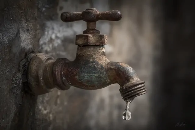 Потратил 20 минут и 3 рубля на то, что сантехник оценил в 4 500 — и трубы молчат уже 8 месяцев