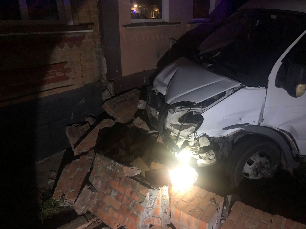 В Минводах маршрутка снесла забор, есть пострадавший