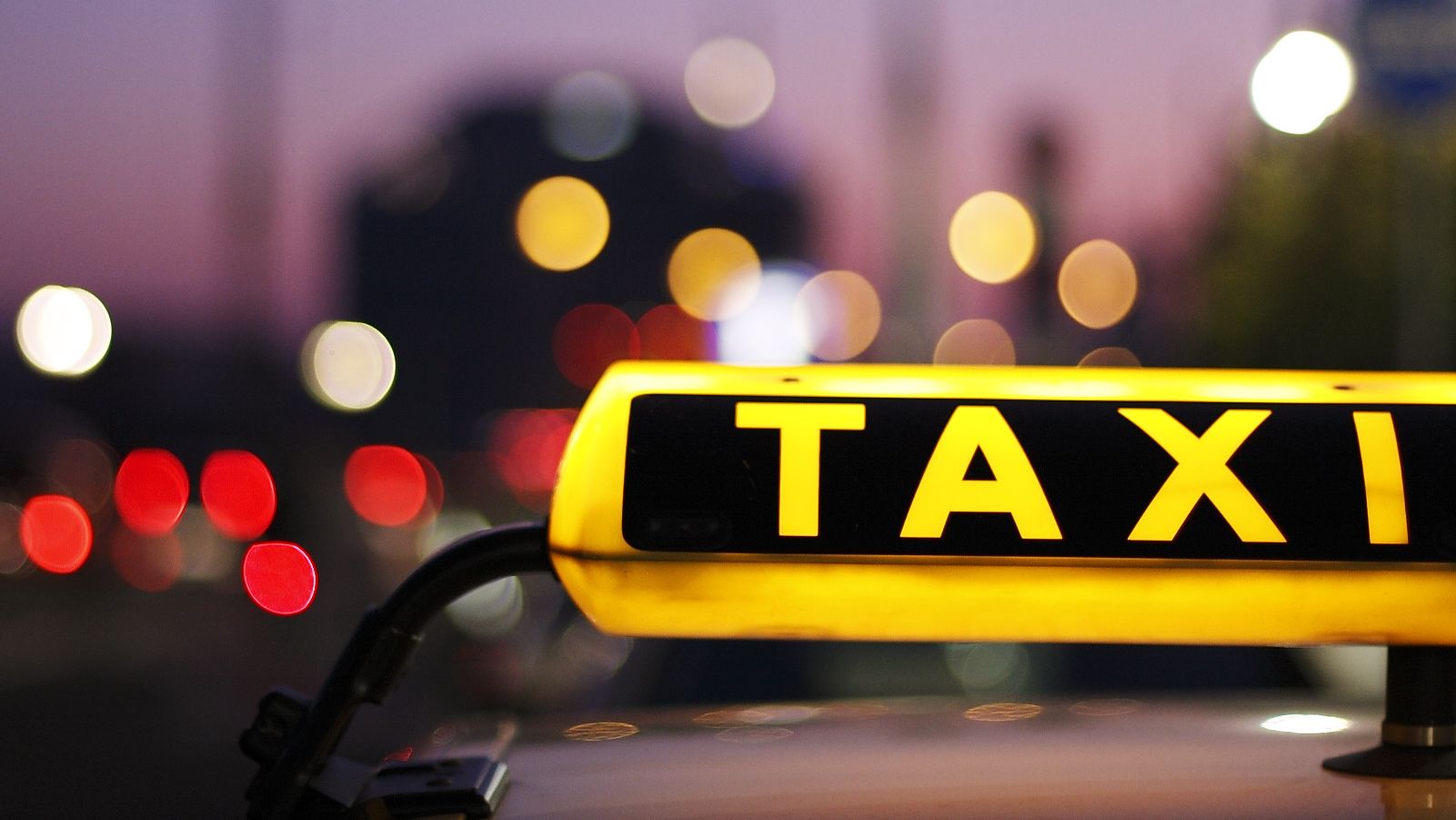 Средняя зарплата водителей такси на Ставрополье составила 100 тысяч рублей