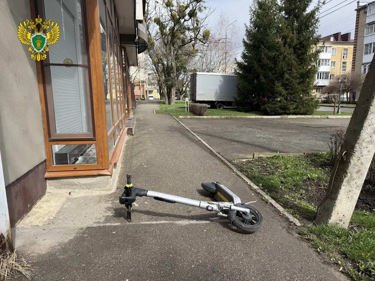 Слабовидящие ставропольцы страдают из-за валяющихся самокатов