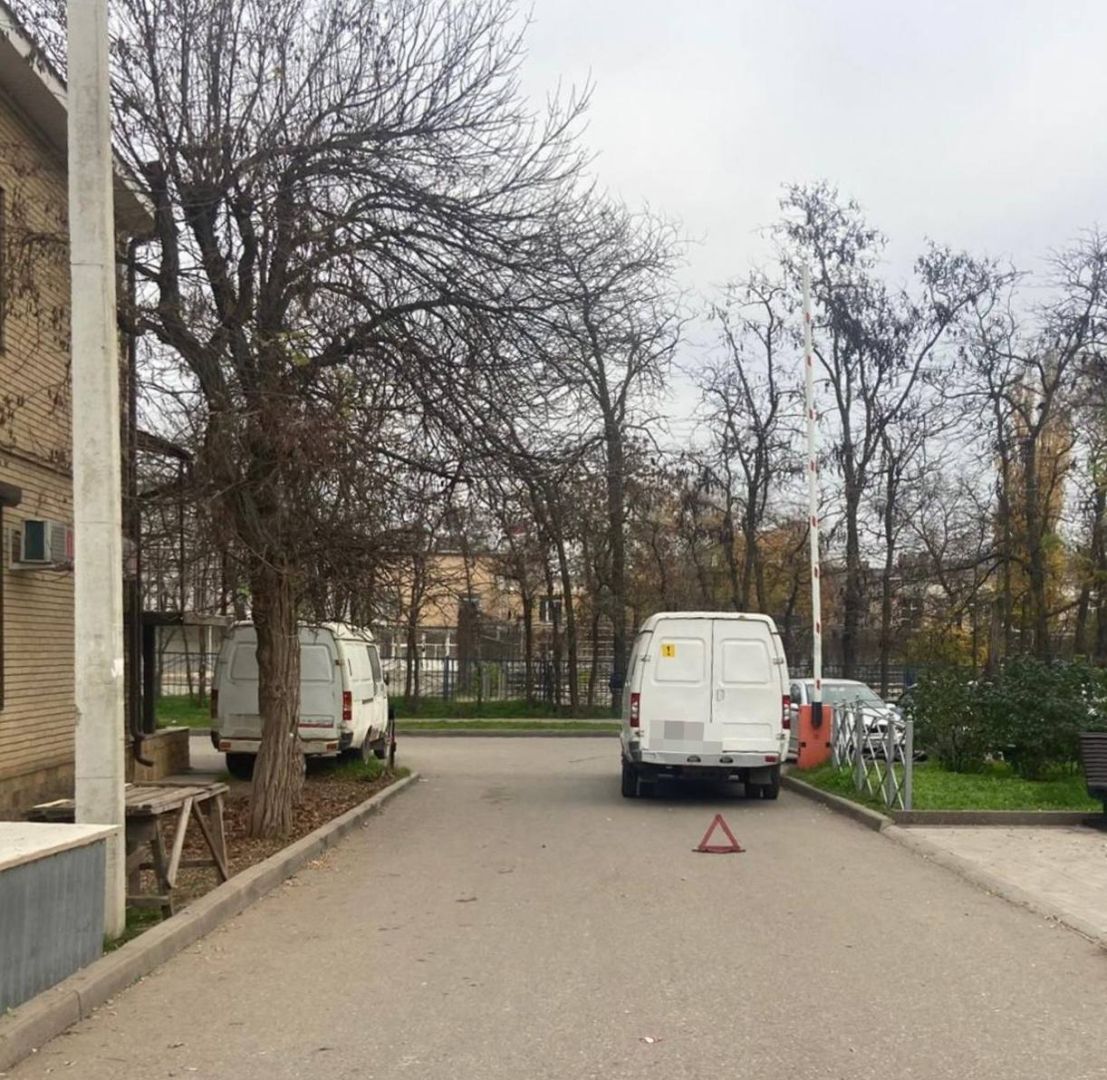 В Буденновске водитель, сдавая назад, сбил пешехода