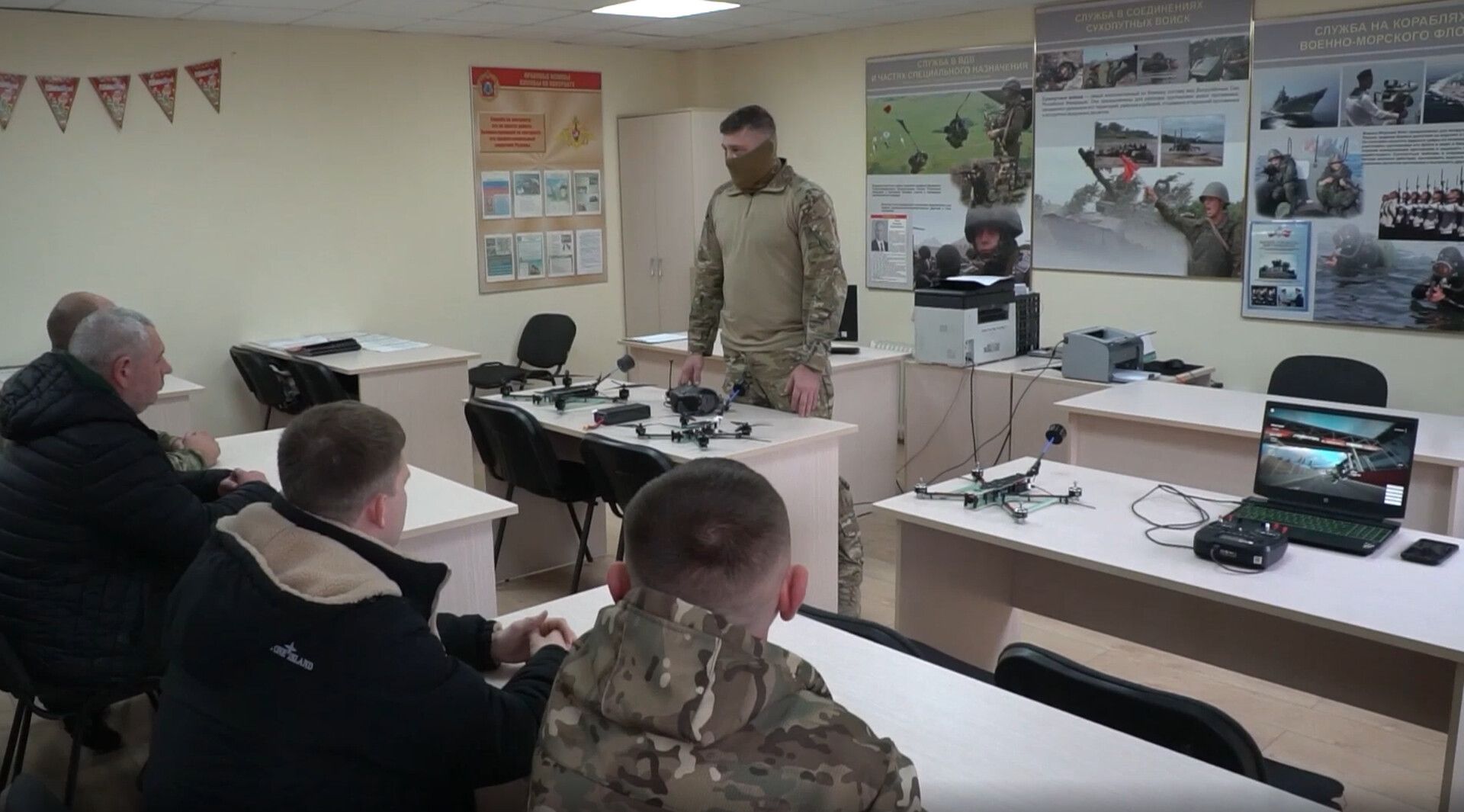 Десятки ставропольцев ежедневно приходят в пункт отбора в войска беспилотных систем